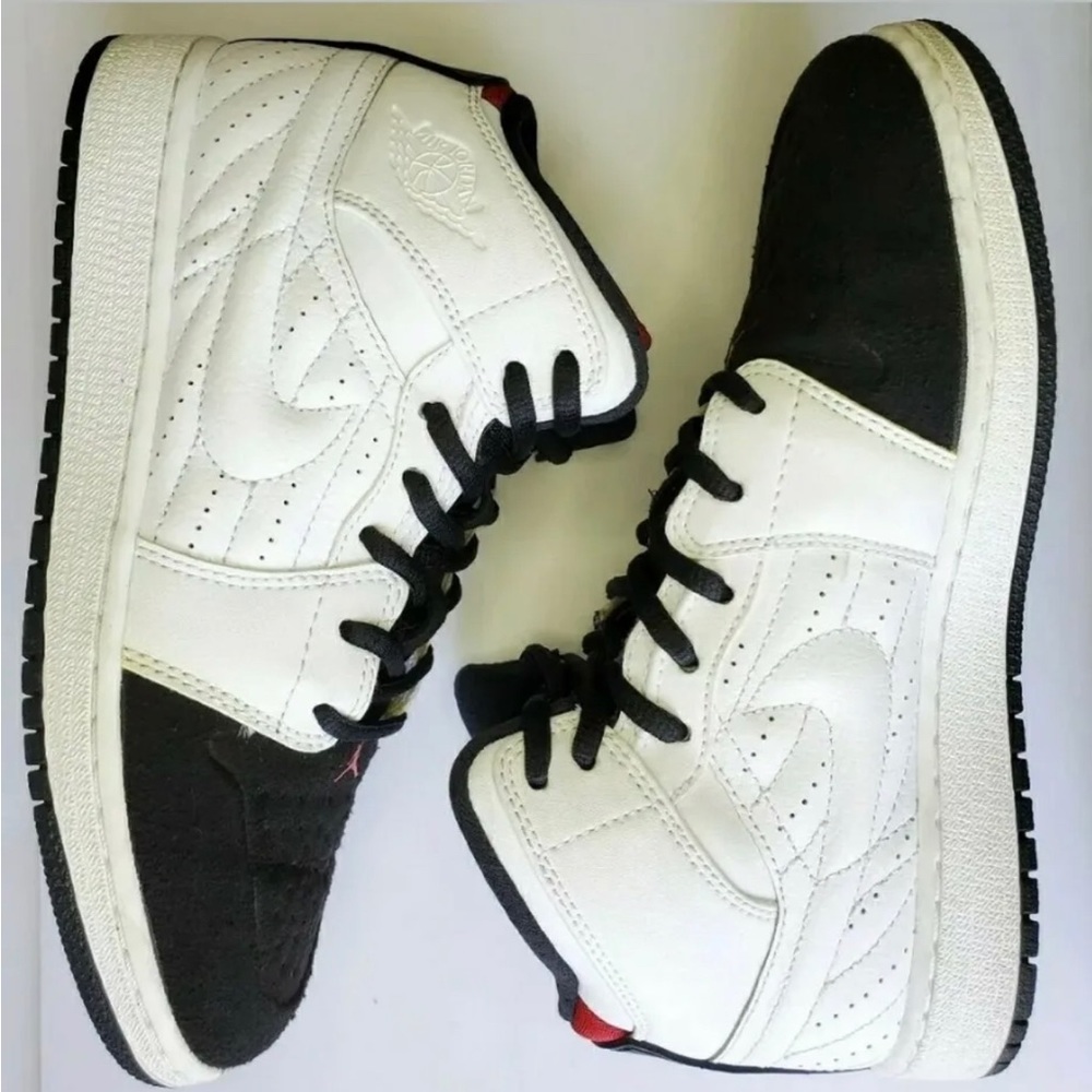 Jordan Men's Black and White Sneakers